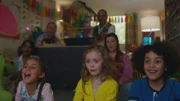 Die Kinder sind begeistert von Wuffels Fähigkeiten. Anaya, Evi und Tom.
