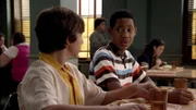 v.li.: Greg Wuliger (Vincent Martella), Chris (Tyler James Williams)