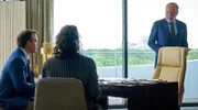 B-Lobbyist Kaspar Jelinek (Johannes Allmayer, li.) kämpft mit Ellenbogen, um seinen Chef Jan Janussen (Jan Gregor Kremp, re.) zu beeindrucken.