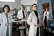 Dr. Valerie Lang wird als Spezialistin für einen besonderen Fall ans Johannes-Thal-Klinikum gerufen. V.l.n.r. Prof. Karin Patzelt (Marijam Agischewa), Elias Bähr (Stefan Ruppe), Valerie Lang (Veronika Bachfischer), Julia Berger (Mirka Pigulla)