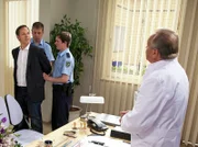 Sarah Marquardt hat endlich reinen Tisch gemacht und Prof. Simoni gestanden, dass sie die Klinik durch Dr. Lorenz Erpressung in Schwierigkeiten gebracht hat. Simoni ist sowohl über Sarahs als auch über Lornenz' Verhalten erschüttert. Er zieht die einzig logische Schlussfolgerung und lässt Lorenz verhaften. Polizisten: Komparsen.
