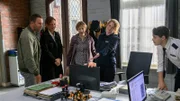 Veränderung liegt in der Luft. Paula Moorkamp (Stella Hinrichs, 2.v.r.) hat eine Überraschung für das SOKO Wismar Team. Können ihre Kollegen Lars Pöhlmann (Dominic Boeer, l.), Karoline Joost (Nike Fuhrmann, 2.v.l.), Dr. Helene Sturbeck (Katharina Blaschke, M.) und Eddi Jansons (Gustavs Gailus, r.) das Rätsel lösen?