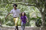 Guévin Toto mit seiner Tochter Aïna bei der Bananenernte
