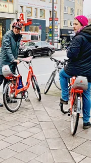 NDR Kamermann Hendrik Reimer (r.) ist auf das Fahrrad umgestiegen, um NDR Moderator Jo Hiller beim Radfahrern zu filmen.