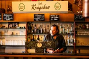Der Kölsche Wirt Lutz Paffrath (Markus John) zeigt Herz, nachdem ein Stammgast beschämt zugibt, die Kneipe "Im Krügchen" bestohlen zu haben.