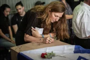 Ricarda Louk muss ihre Tochter Shani zu Grabe tragen. Die 22-jährige Shani wurde auf der Flucht vom Nova-Musik-Festival getötet und in den Gazastreifen verschleppt. Ricarda Louk berichtet im zweiten Teil der Dokumentation von ihren schmerzhaften Erfahrungen.