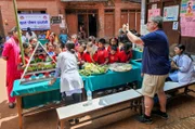 Bhaktapur (Nepal) – monatlicher Unterricht der Schüler in Sachen gesunder Ernährung.