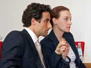 Elena (Jana Klinge) hofft, dass ihr Mann Martine (Gunther Gillian) geschäftlich endlich etwas Glück hat.