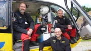 L-R: Oberarzt Thorsten Salamon, Pilot Michael Gomme. In the front: Rettungsassistent Adam Möller