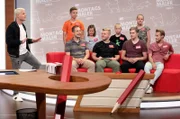 In jeder Sendung tritt ein Team von vier Prominenten gegen acht Kandidaten aus dem Südwesten an – vier Kinder und vier Erwachsene. Und wieder dreht sich alles um die Frage: Wer malt und rät am besten? v.li.: Guido Cantz und Mitglieder des Turnverein Bad Bergzabern. Hinten v.li. Florian Nehring, Sarah Hupfer, Nils Schnörringer; Vorne v. li. Lars Weller, Jannik Stadelmann, David Jäger und Dario Weis.