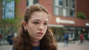 Leo (Charlotte Farhadi) kann nicht fassen, dass sie gerade ihrem leiblichen Vater begegnet ist.