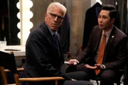 L-R: Mayor Neil Bremer (Ted Danson) und Tommy (Mike Cabellon)