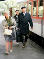 Hilde (Alice Hoffmann) fährt in Kur und wird von Heinz (Gerd Dudenhöffer) und Sohn Stefan (Gregor Weber) zum Zug gebracht.