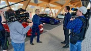 NDR Moderator Jo Hiller befragt im neuen Ladepark in Hilden Elektroautofahrer.