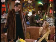 Phoebe findet es entsetzlich, dass sie einen Pelzmantel bekommen hat. Joey dagegen ist begeistert von dem guten Stück.