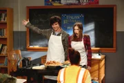 Axl (Charlie McDermott, l.) und Sue (Eden Sher, r.) können nicht fassen, dass sie den gleichen Lebenskunde-Kurs gewählt haben und auch noch gemeinsam an einem Projekt arbeiten müssen.