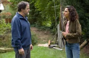 Im Garten der Familie befragt Jasmin Sayed (Sesede Terziyan, r.) den Stiefvater der toten Internatsschülerin, Lutz Meinke (Jörg Westphal, l.), zu deren Verhältnis.