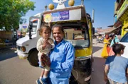 Autorikscha-Fahrerin Hemlata Singh mit ihrer Tochter.