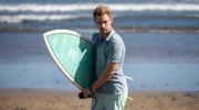 David Richter (Niklas Löffler) möchte auf Teneriffa nicht nur surfen.