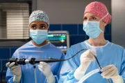 Dr. Jahn und Dr. Berger konzentrieren sich auf die OP.