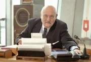 Ferdinand Hansen (Rolf Hoppe) hütet ein Geheimnis.