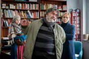Kommissarin Ina Zimmermann (Melanie Marschke, r.) erwischt Kai Berthold (Jonathan Failla, M.) dabei, wie er das Haus von Maggie Seiffert (Nadine Dubois, l.) auf den Kopf stellt.