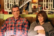 Mike (Neil Flynn, l.) und Frankie (Patricia Heaton, r.) sind wenig erfreut, als Sue einen Lehrführerschein bekommt.