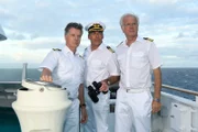 Gespannt warten Kapitän Burger (Sascha Hehn, M.), Dr. Sander (Nick Wilder, l.) und Oskar Schifferle (Harald Schmidt, r.) auf die Ankunft ihrer neuen Kollegin.