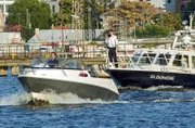 Auf der Spree fordert Axel Sommer (Oliver Breite, r.) den Start Up-Chef Marcus Knipphoff (Marian Kindermann, l.) auf anzuhalten.