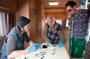 Urban Fuchs untersucht den Wohnwagen der beiden Polen Mirek und Lukasz nach Diebesgut.
