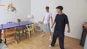 Bosse und Chris üben gemeinsam in der WG.
