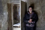 Mandy (Amy Lally) versucht zu entkommen.