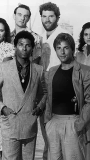 vorne: Ricardo Tubbs (Paul Michael Thomas, li.) und Sonny Crockett (Don Johnson), hinten v.l.: Trudy (Olivia Brown), Zito (John Diehl), Switek (Michael Talbott) und Gina (Saundra Santiago)