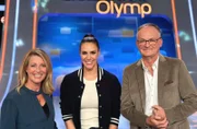 Moderatorin Esther Sedlaczek mit den Kandidaten des Teams "Moderation": Anne Gesthuysen und Frank Plasberg.