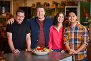 Jamie Oliver (2., v.l.). Die Jury möchte in zwei verschiedenen Challenges den einzigartigen Stil der Teilnehmenden kennen lernen. Jamie Oliver steht ihnen zur Seite.