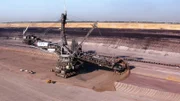 Die Grube von Hambach im Rheinischen Braunkohlerevier ist die größte in Europa. Der Schaufelradbagger 287, der hier zum Einsatz kommt, ist etwa hundert Meter hoch, 225 Meter lang und 14.000 Tonnen schwer.