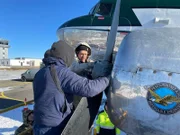 Michael Manousakis (l.) wants to dismantle the 280 kilo rotors of his old Douglas DC-3.