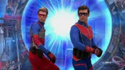 Henry Hart (Jace Norman, l.) und Captain Man, Ray Manchester (Cooper Barnes, r.)