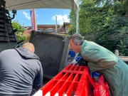 Michael Manousakis (r.) and his crew trying to fix the problem