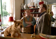 Hotel Flamingo Behringer (Jan-Gregor Kremp, r.) holt sich bei Herrn Hübner (Gustav Peter Wöhler, r.) den Schlüssel von Zimmer 14. Schoßhund Elvis wartet neben der Portiersglocke.
