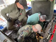 Michael Manousakis (r.) and his crew trying to fix the problem.