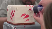 Künstliche Blut wird dem Kuchen hinzugefügt.