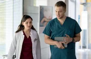 Dr. Annika Rösler (Paula Schramm, l.) und Mikko Rantala (Luan Gummich, r.) treffen in der Cafeteria aufeinander und besprechen eine Operation.
