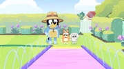Bingo und Lila freuen sich darauf, auf ihrer neuen Wasserrutsche zu spielen.