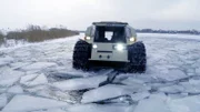 Straßen braucht der russische Alleskönner Sherp nicht. Einen Meter hohe Hindernisse sind für das Extremfahrzeug kein Problem, ebenso wenig wie Sumpf, Geröll, Schnee oder Eis. Und dank seiner mächtigen luftgefüllten Reifen macht der Sherp auch als Wasserfahrzeug eine gute Figur.