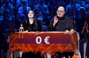 Moderator Kai Pflaume und seine Rateteam-Kapitäne Bernhard Hoëcker und Elton, verkleidet als Addams-Familiy, begrüßen Fernsehmoderator Harry Wijnvoord und Fernsehmoderatorin Marijke Amado.