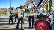Die Feuerwehr muss sich so schnell wie möglich Zugang zu der brennenden Wohnung verschaffen.