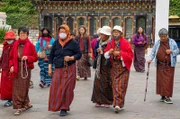 Gläubige Buddhisten in Thimphu (Bhutan)