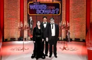 Moderator Kai Pflaume (M.) und seine Rateteam-Kapitäne Bernhard Hoëcker (l.) und Elton (r.), verkleidet als Addams-Familiy, begrüßen in diesem Halloween-Special Fernsehmoderator Harry Wijnvoord und Fernsehmoderatorin Marijke Amado.