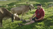 Käser Martin Bienerth auf der Alp Curtginatsch.